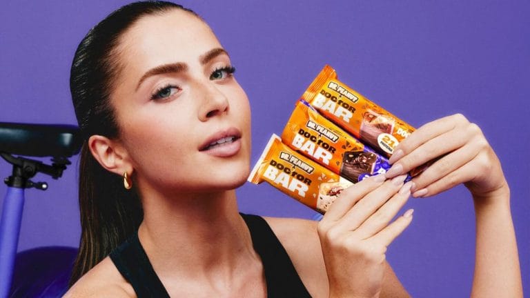 Com Jade Picon, Dr. Peanut estreia no universo das barrinhas proteicas com campanha que une retrô, IA e atitude
