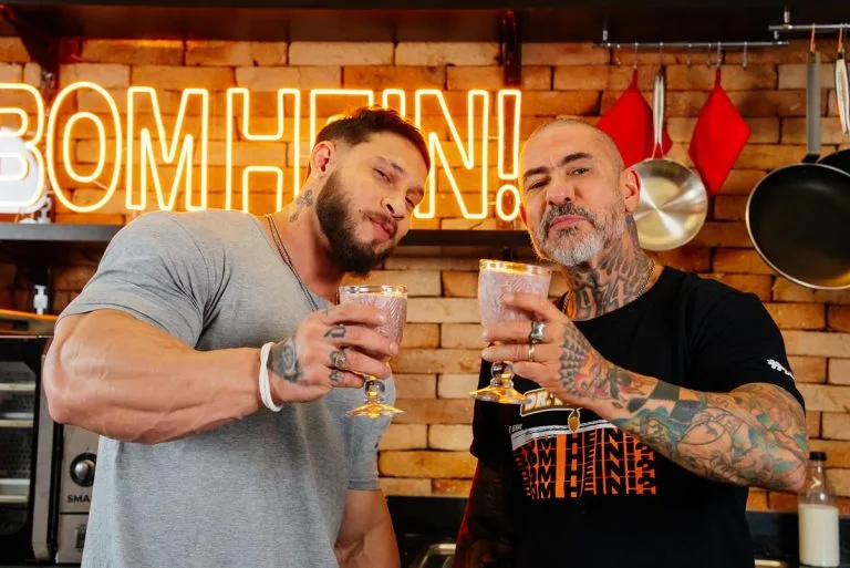ramon e fogaça segurando smoothie proteico