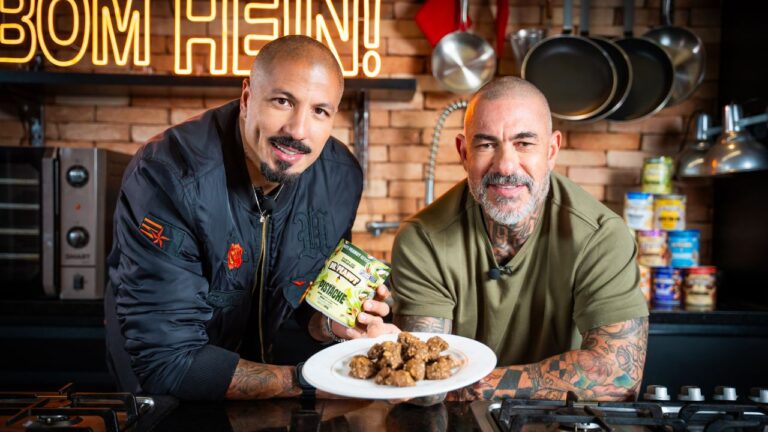 fe medeiros e fogaça fazendo receita de Explosão de crocância e sabor! ? Mini bites com Dr. Peanut Pistache, cacau e flocos crocantes — o snack proteico mais irresistível do dia.