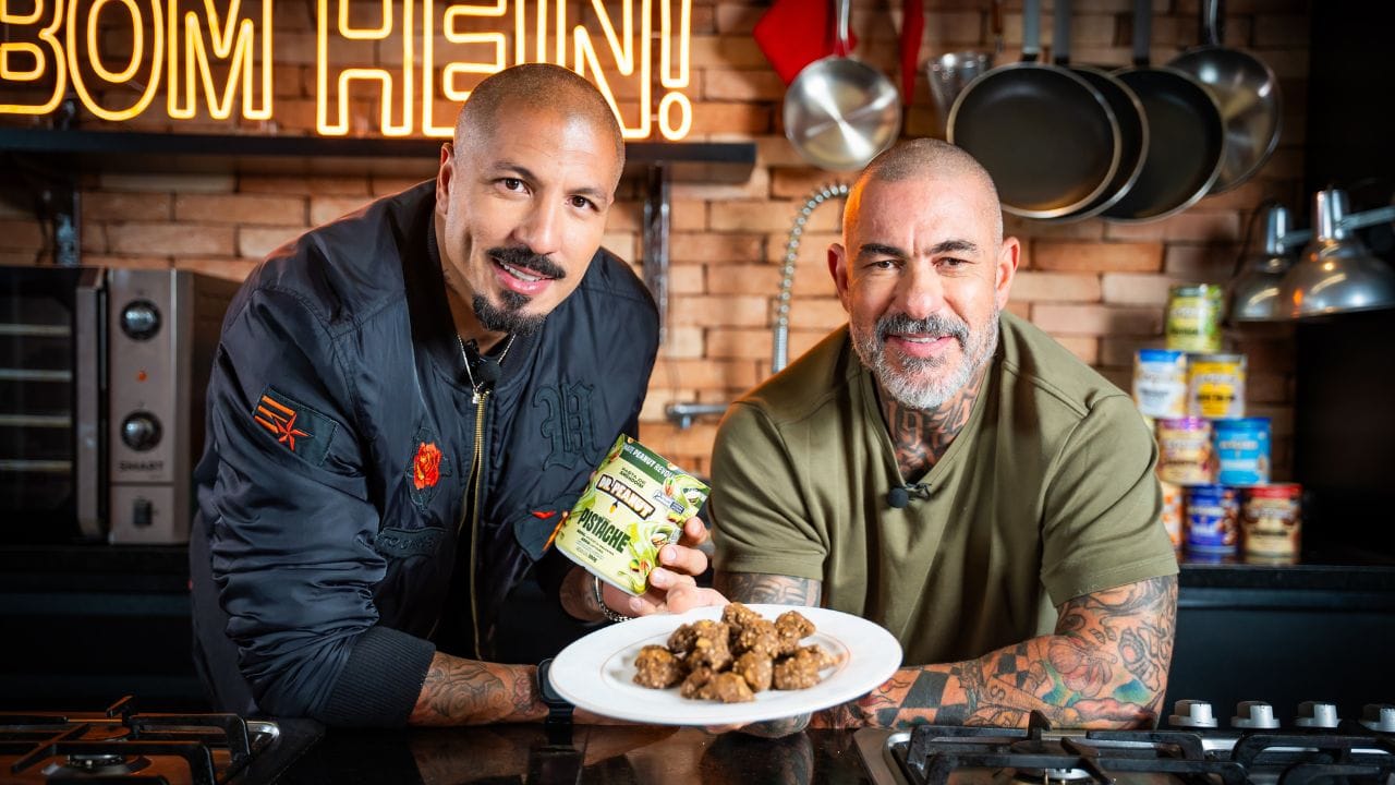 fe medeiros e fogaça fazendo receita de Explosão de crocância e sabor! ? Mini bites com Dr. Peanut Pistache, cacau e flocos crocantes — o snack proteico mais irresistível do dia.