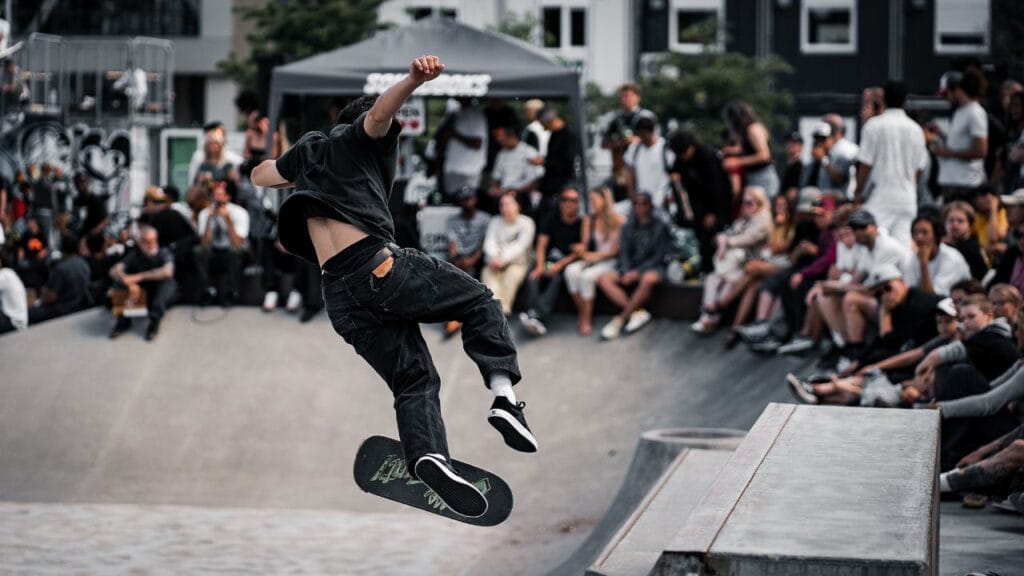 skatista fazendo manobra