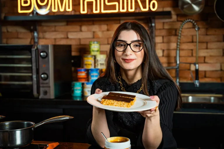 isa lacerda durante preparo receita barra proteica