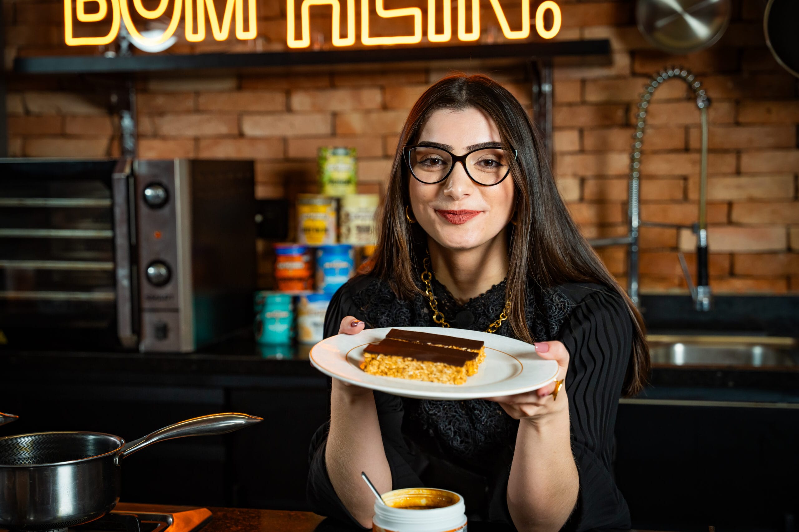 isa lacerda durante preparo receita barra proteica