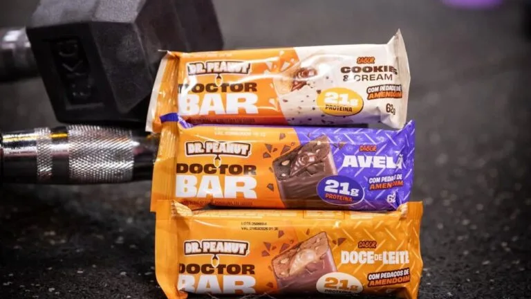 barra de proteína ao lado de halteres