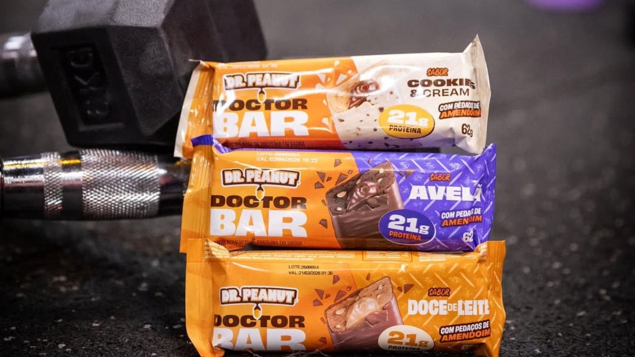 barra de proteína ao lado de halteres