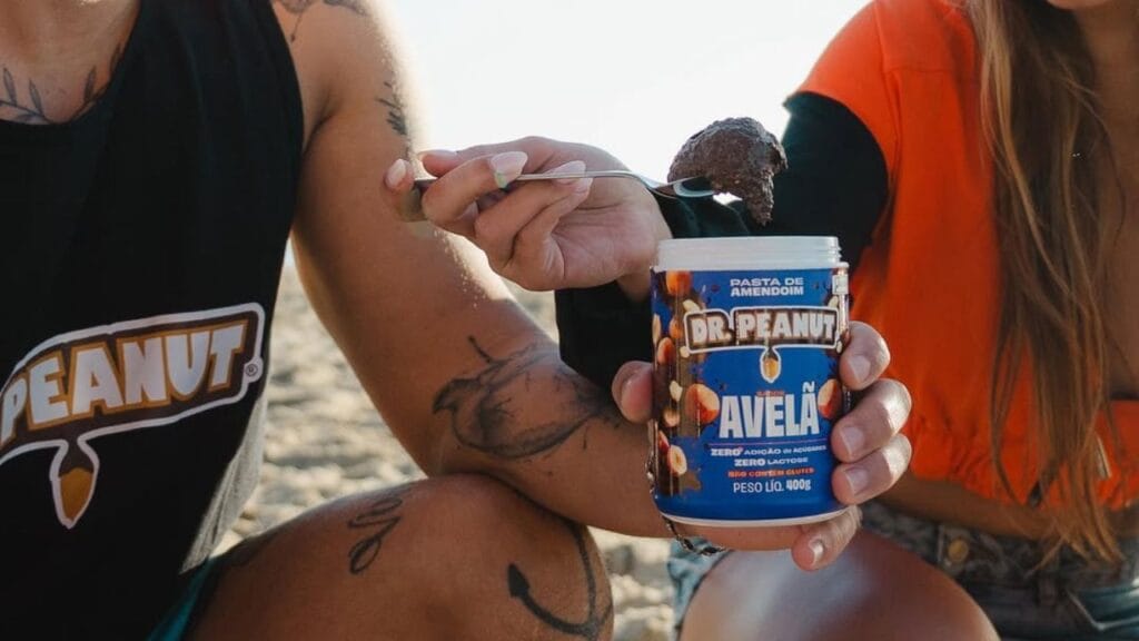 pessoas comendo dr peanut
