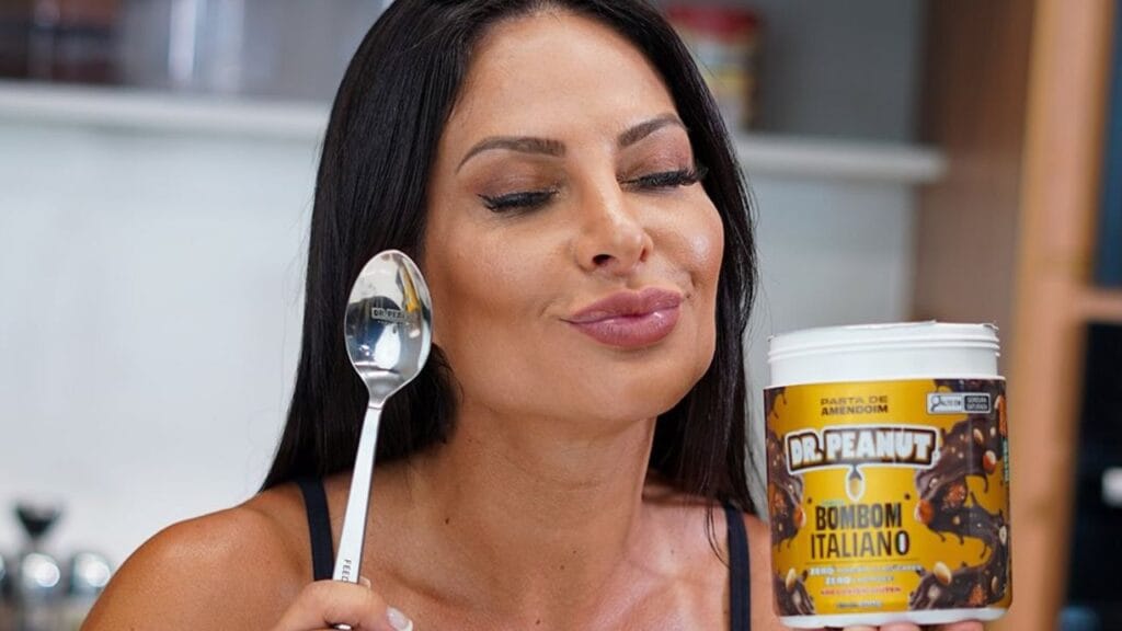 vivi sanches com pasta de amendoim dr peanut