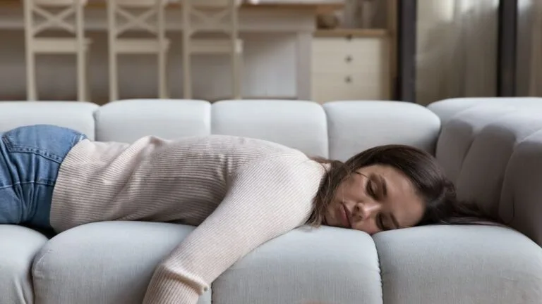 mulher tirando uma soneca no sofá