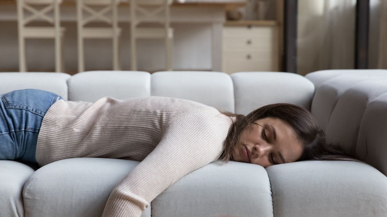mulher tirando uma soneca no sofá