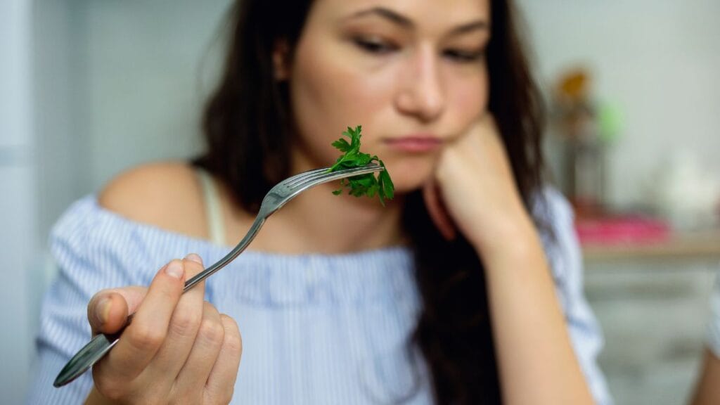 mulher com vergonha olhando para comida