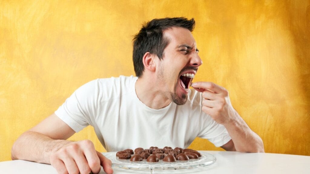homem comendo doces