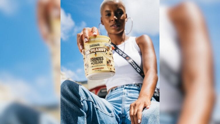 modelo segurando pasta de amendoim