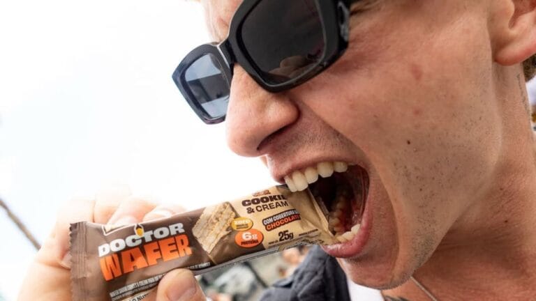 homem comendo doctor bar
